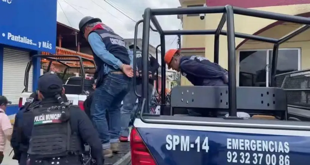 Imagen Detienen a supuestos inspectores de CFE en Las Choapas; cobraban hasta 150 mil por reconexión