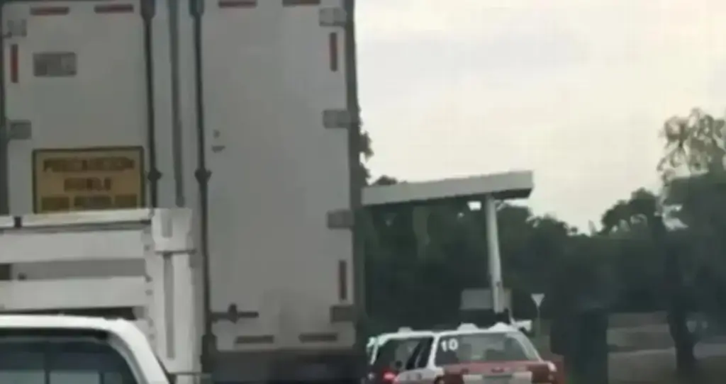 Imagen Cierre parcial en autopista con dirección al puerto de Veracruz; es por esta razón 