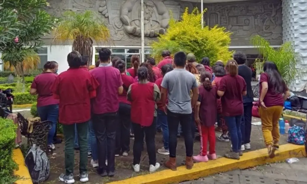 Imagen Trabajadores de salud mantienen paro de brazos caídos en Xalapa, Veracruz