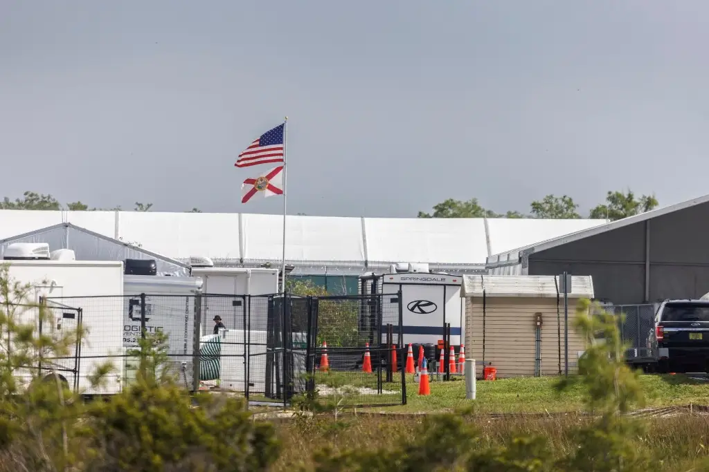 Imagen Jueza en EU ordena desmantelar el centro migratorio 'Alligator Alcatraz'