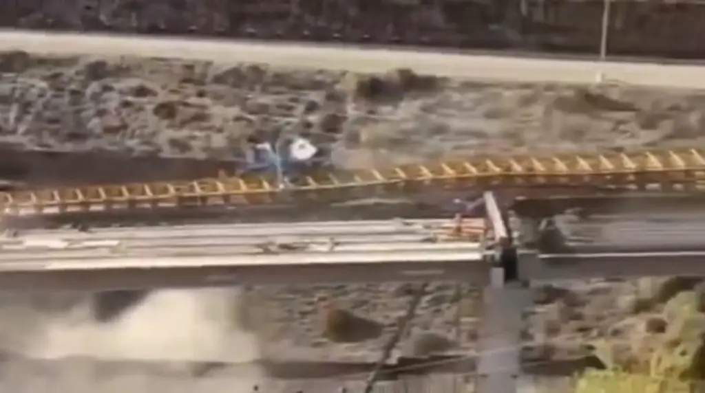 Imagen Captan colapso de estructura en viaducto elevado de Tijuana que construye Sedena (+Video)