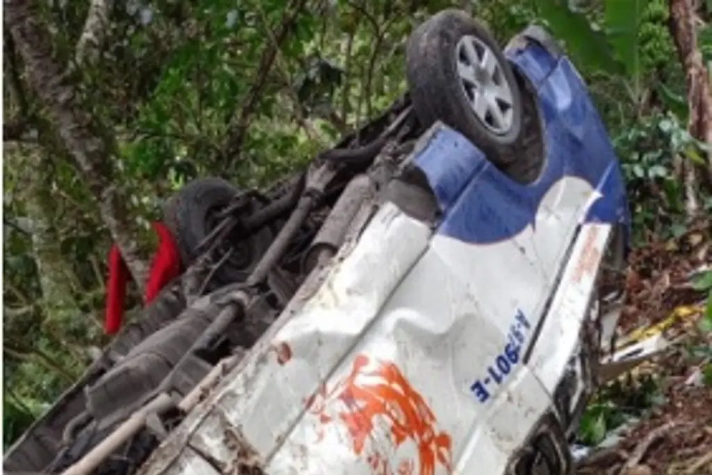 Imagen Publican lista de lesionados al caer camioneta a un barranco en carretera de Veracruz