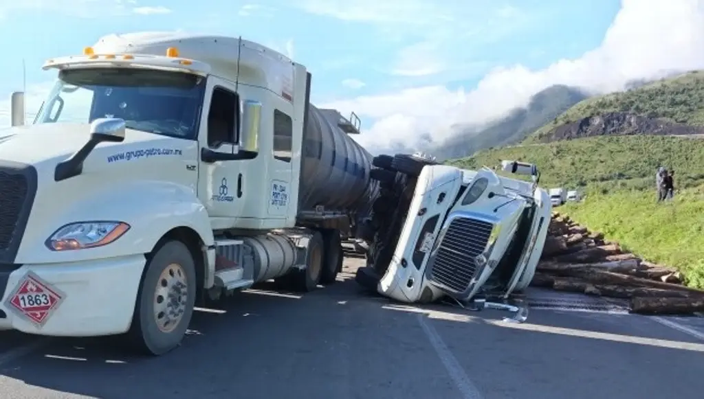 Imagen Se registra aparatosa volcadura de tráiler en autopista de Veracruz; provoca largas filas
