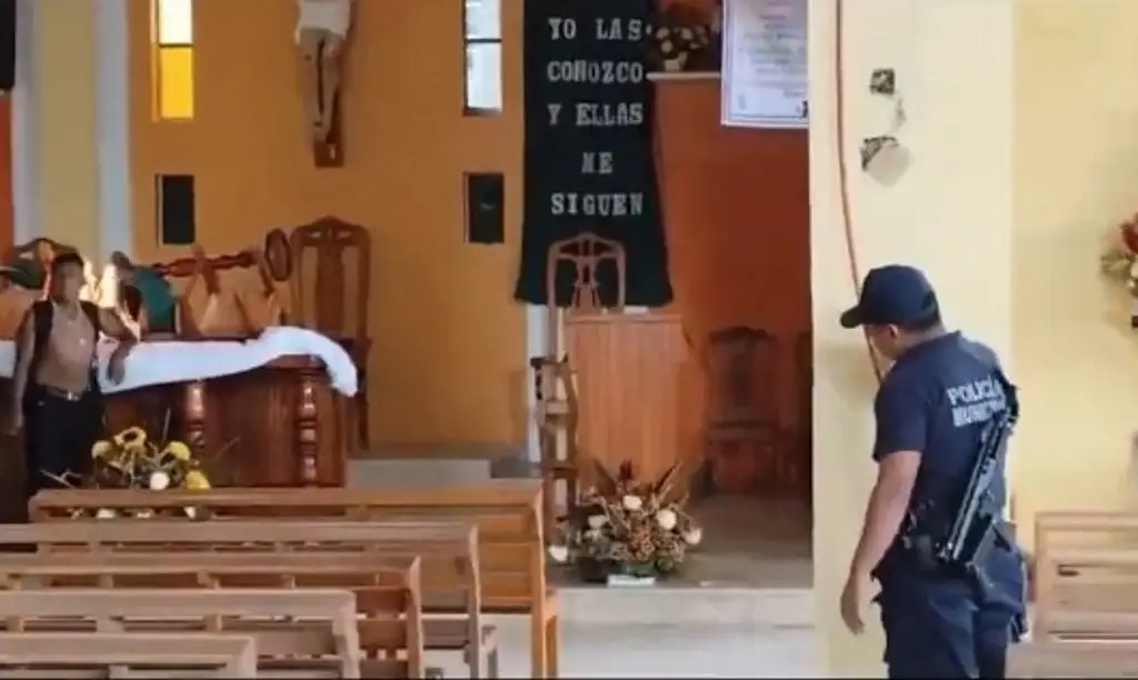 Imagen Profanan parroquia en Tilapan al incendiar el altar, en Los Tuxtlas (+Video)