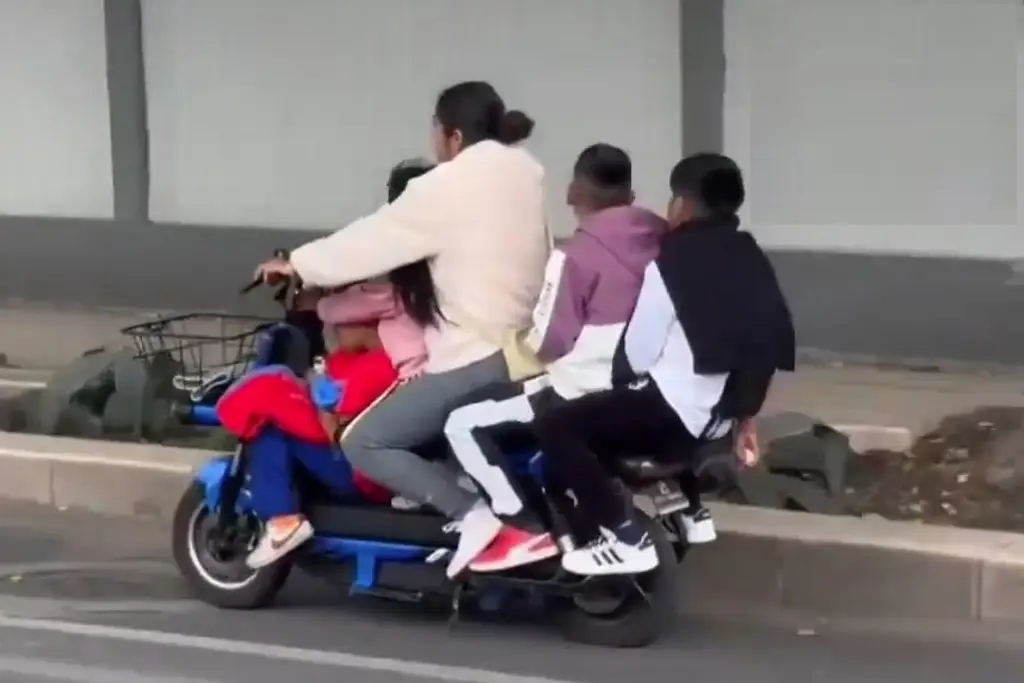 Imagen Captada con 4 niños en un vehículo eléctrico; ninguno llevaba casco en CDMX (+Video)