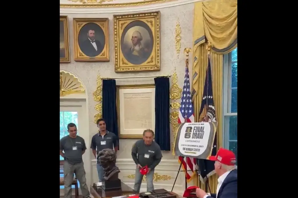 Imagen Trump invita a la Oficina Oval a trabajadores que realizan obras en la Casa Blanca (+Video) 