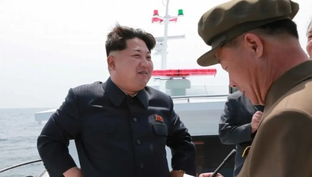 Imagen Líder norcoreano supervisa lanzamiento de prueba de dos nuevos misiles de defensa aérea
