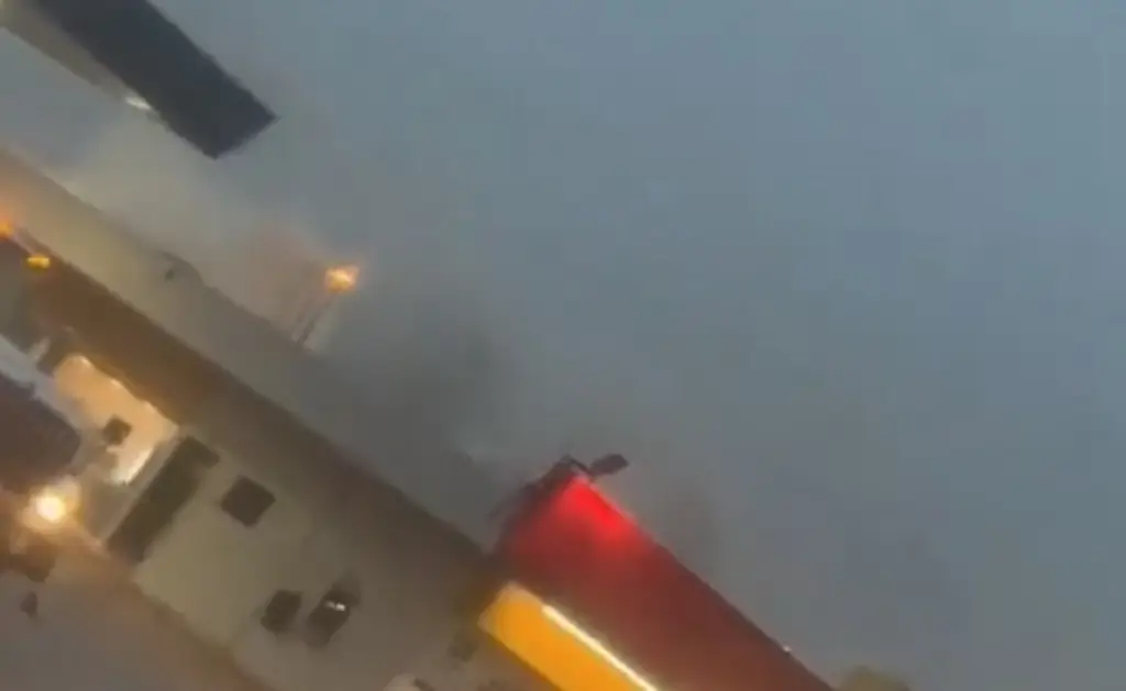 Imagen Cae rayo en tienda de conveniencia de esta localidad de Amatlán de Los Reyes, Veracruz