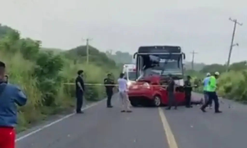 Imagen Mueren 3 personas prensadas en accidente de carretera Alvarado-Paso del Toro; iba un menor