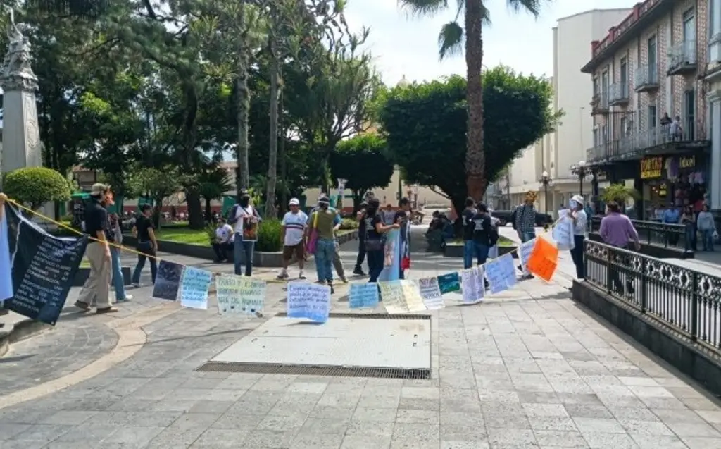 Imagen Marchan en Orizaba tras muerte de león en su jaula de la Reserva Animal  