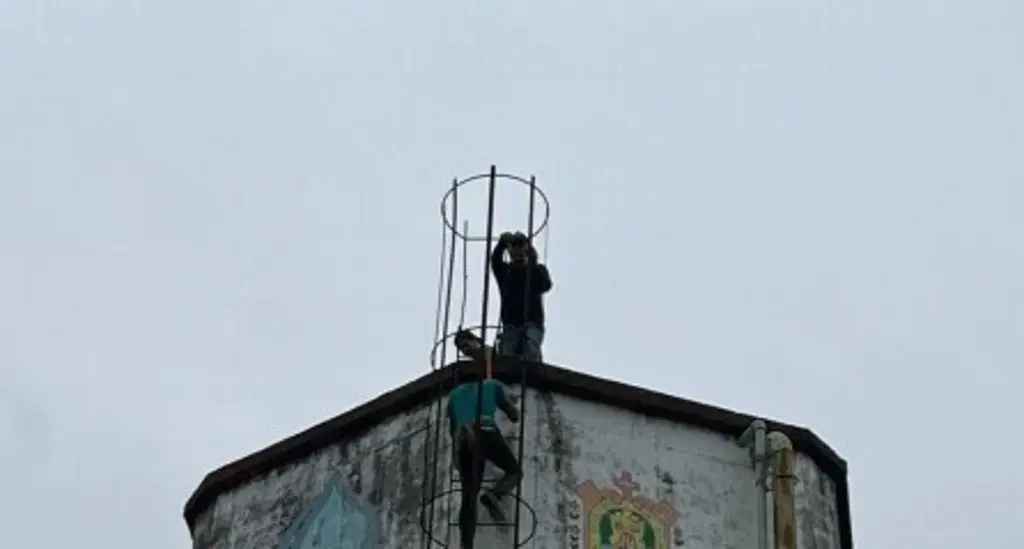 Imagen Rescatan a hombre atrapado 2 días en tanque elevado de agua al norte de Veracruz 