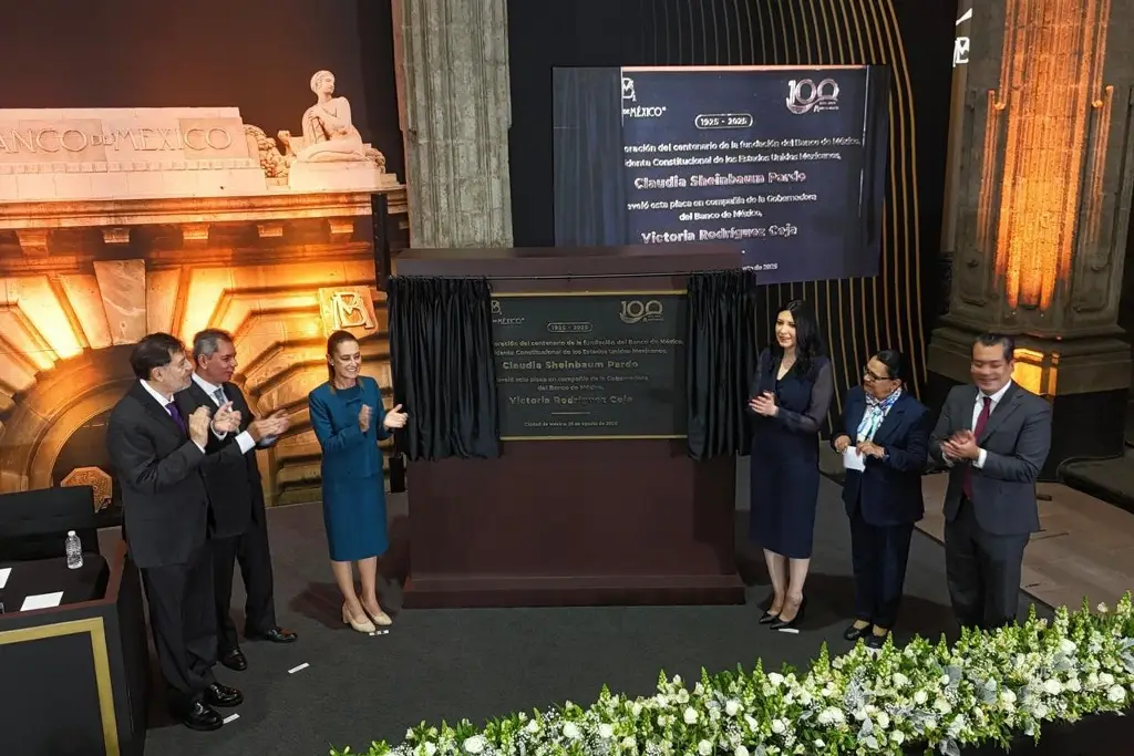 Imagen Banxico celebra 100 años con moneda de plata; Sheinbaum destaca 'estabilidad económica'
