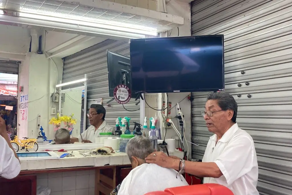 Imagen Con la barbería logré mantener a mi familia: José Gonzalo barbero en Veracruz