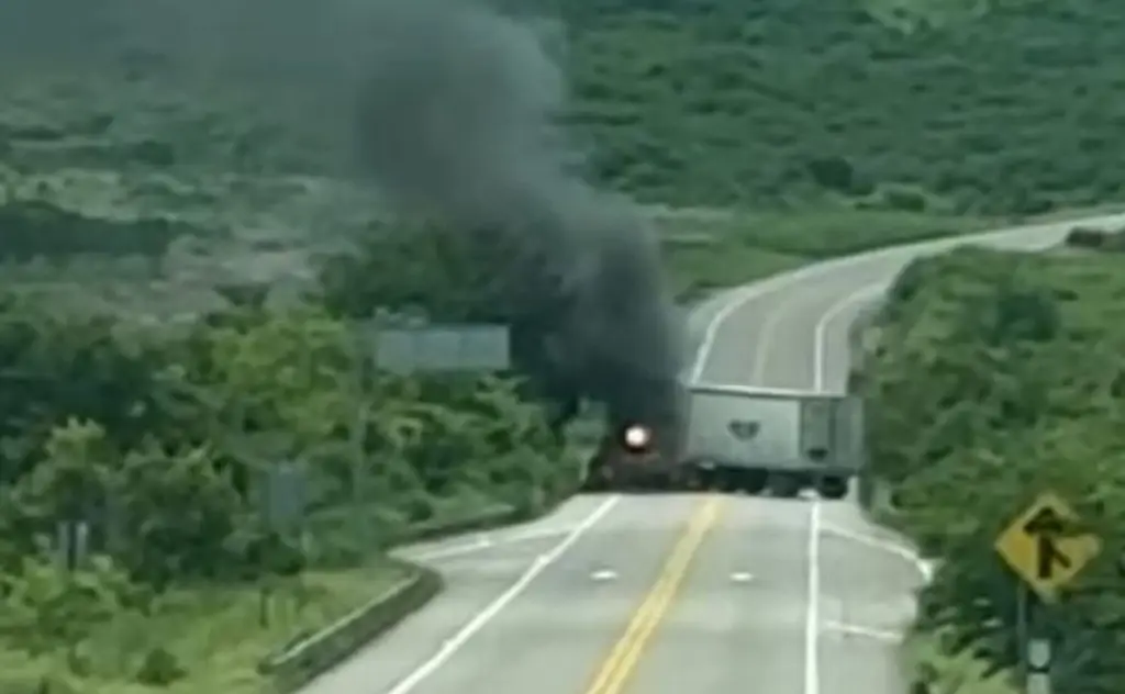 Imagen Delincuencia organizada bloquea carreteras en Sinaloa: SSP