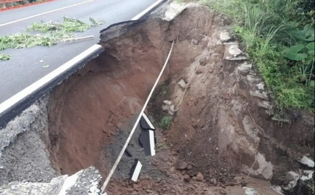Imagen Se forma socavón de más de 7 metros en carretera de Veracruz 