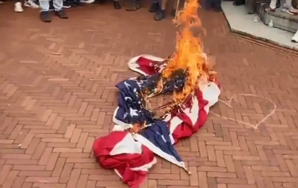 Imagen Trump firma una orden para procesar a quienes quemen la bandera de EU