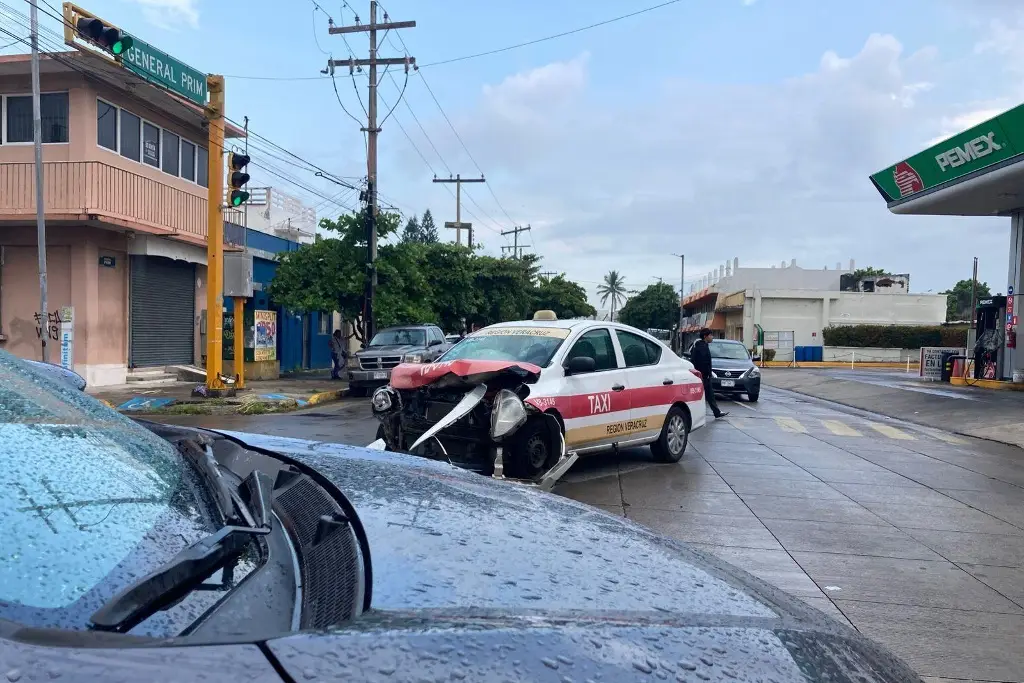 Imagen Choque múltiple en calles de Veracruz; un menor fue trasladado al hospital (Galería) 