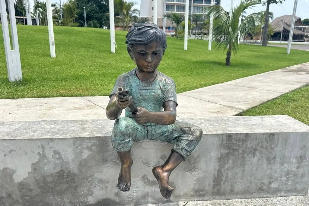 Imagen Roban parte de la estatua del Niño Pescador en Boca del Río; la acaban de inaugurar (FOTOS)