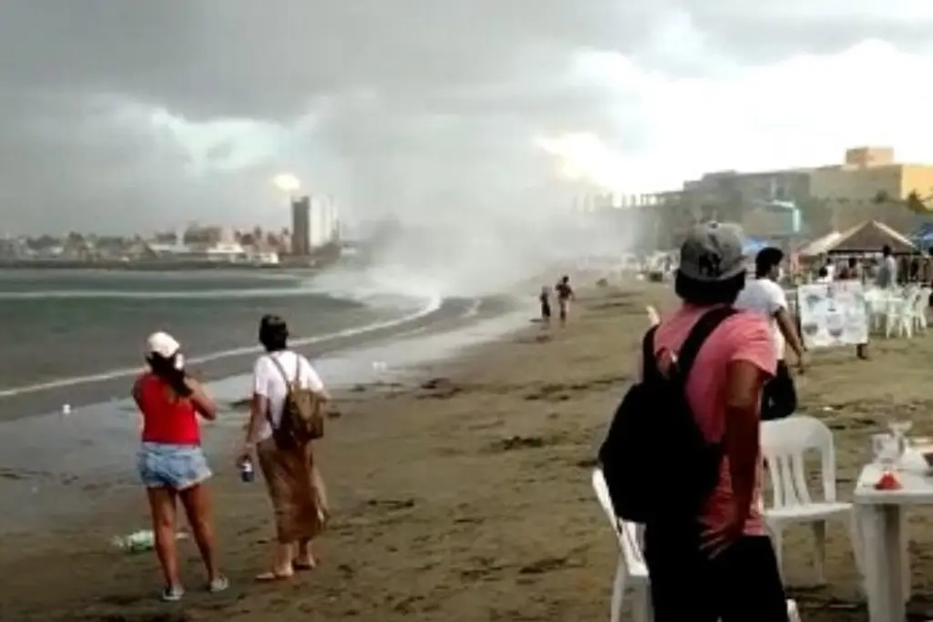 Imagen Ante una tromba marina en Veracruz ¿Qué hacer si se sale del mar?