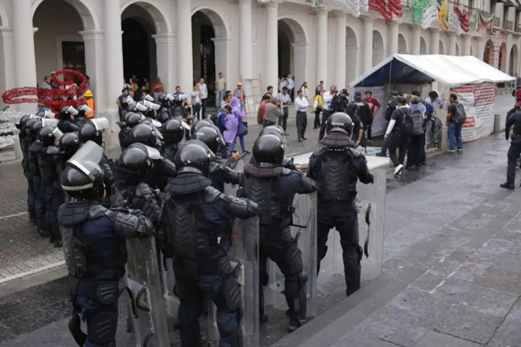 Imagen Policías antimotines retiran bloqueo en calle Enríquez de Xalapa, Veracruz 