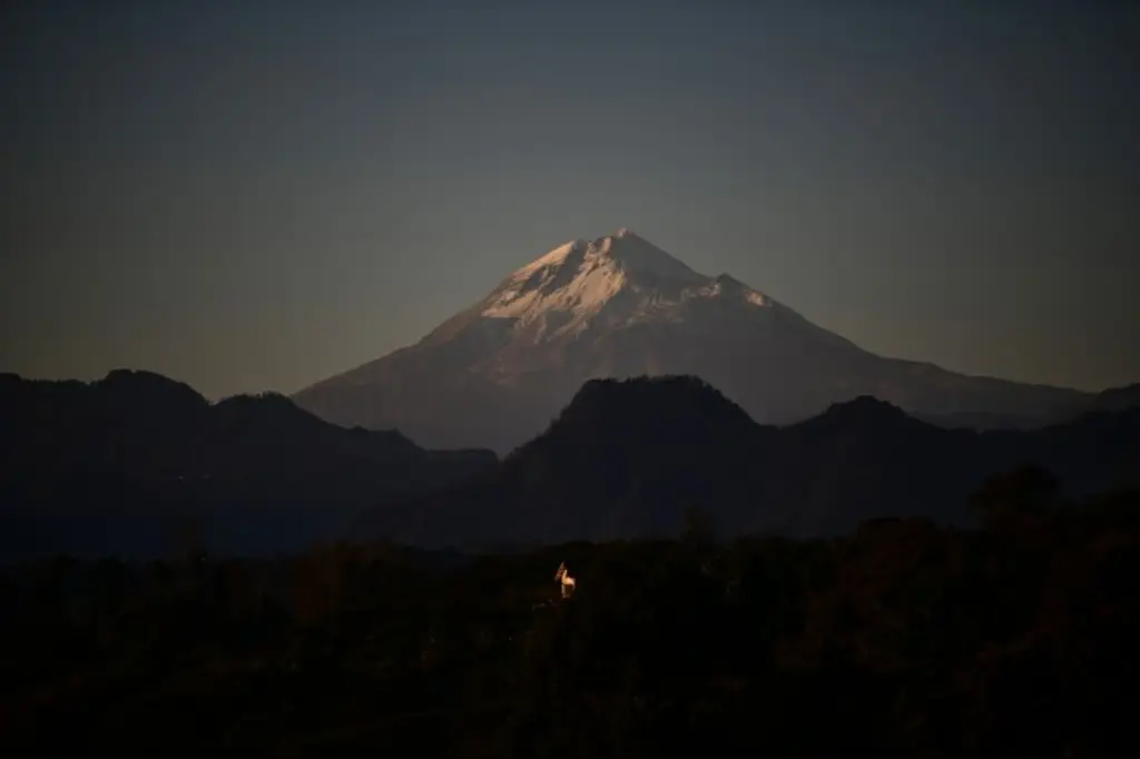 Imagen Reforestar, único recurso para aminorar efectos del cambio climático en Pico de Orizaba: Sheinbaum
