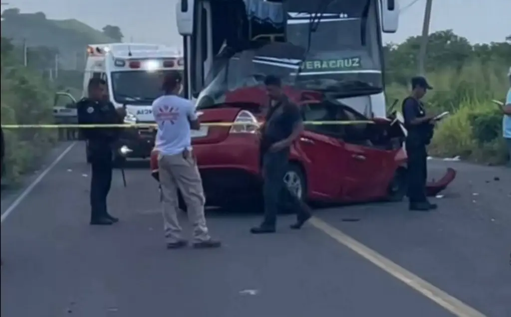 Imagen Dan último adiós a familia fallecida en accidente en carretera Alvarado - Paso del Toro