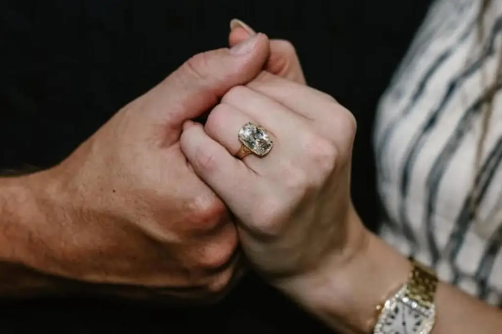 Imagen El anillo de compromiso de Taylor Swift: un antiguo diamante diseñado por Travis Kelce