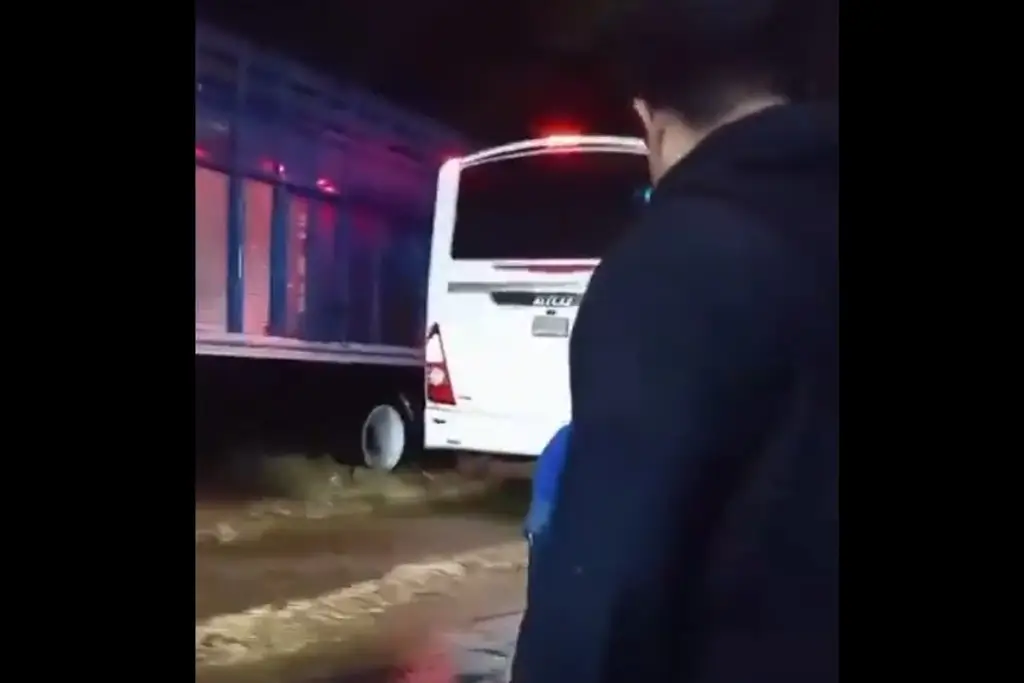 Imagen Era arrastrada por la fuerte corriente en tormenta, así fue salvada por vecinos (+Video)