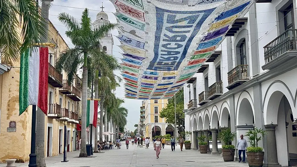 Imagen Adornan el centro por el mes patrio; Veracruz se viste de verde, blanco y rojo 