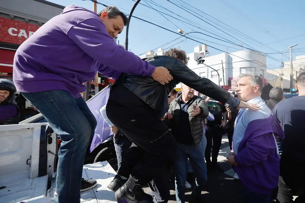 Imagen Milei debió ser evacuado de acto por presencia de manifestantes opositores