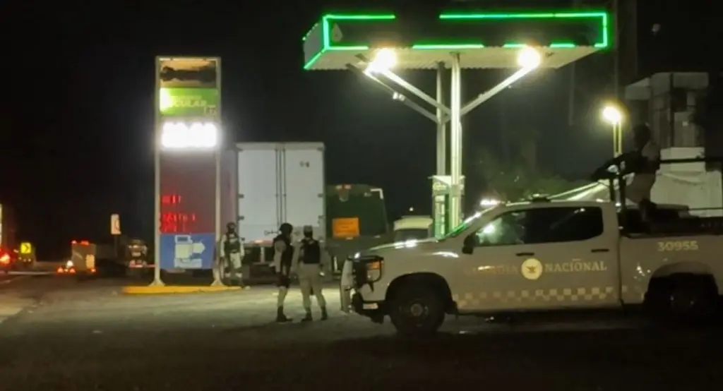 Imagen Fuerzas federales aseguran gasolineras en 2 municipios de Veracruz 