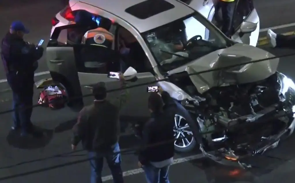Imagen Mujer y su hijo de 3 años caen de puente; jóvenes ebrios chocan auto de PC en rescate (+Video)
