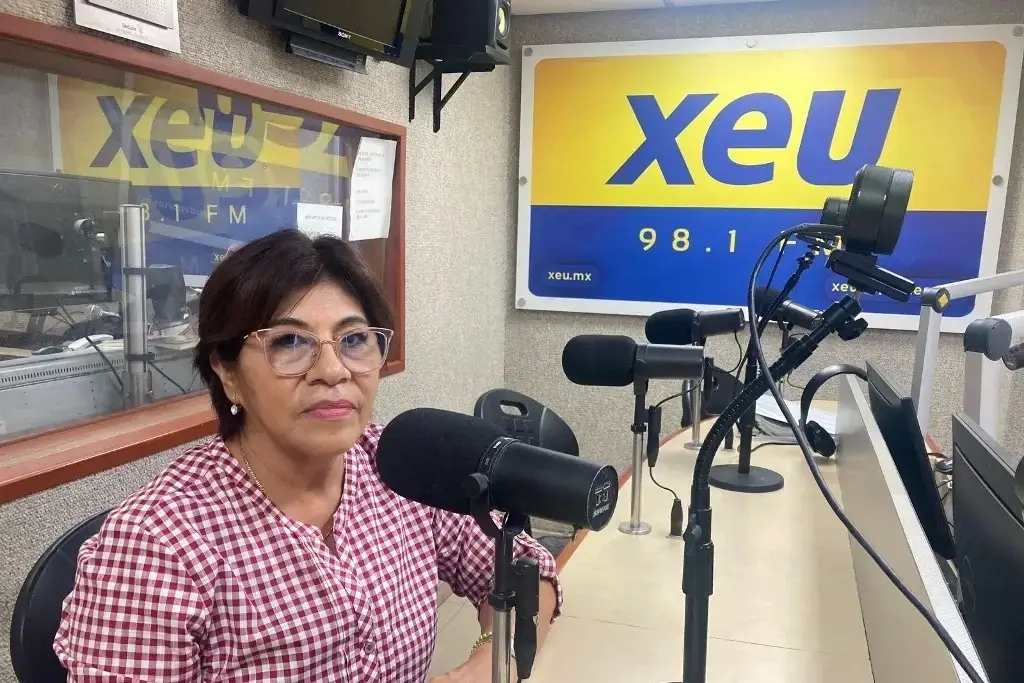 Imagen Rosa María anuncia becas para estudiantes de universidad de Veracruz y vales de despensa para familias 