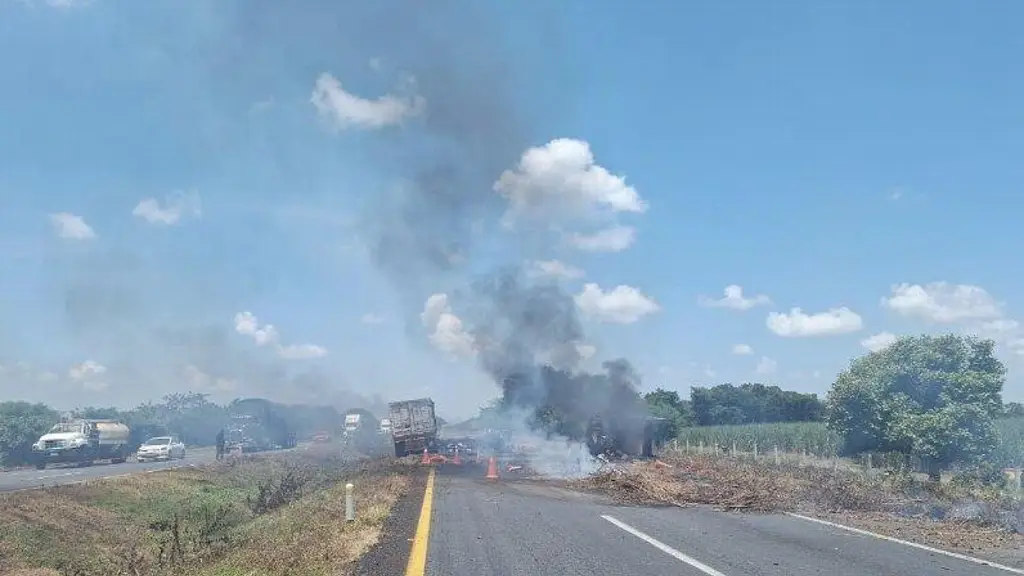 Imagen Hay cierre total de circulación en carretera de Veracruz; es por esta razón 