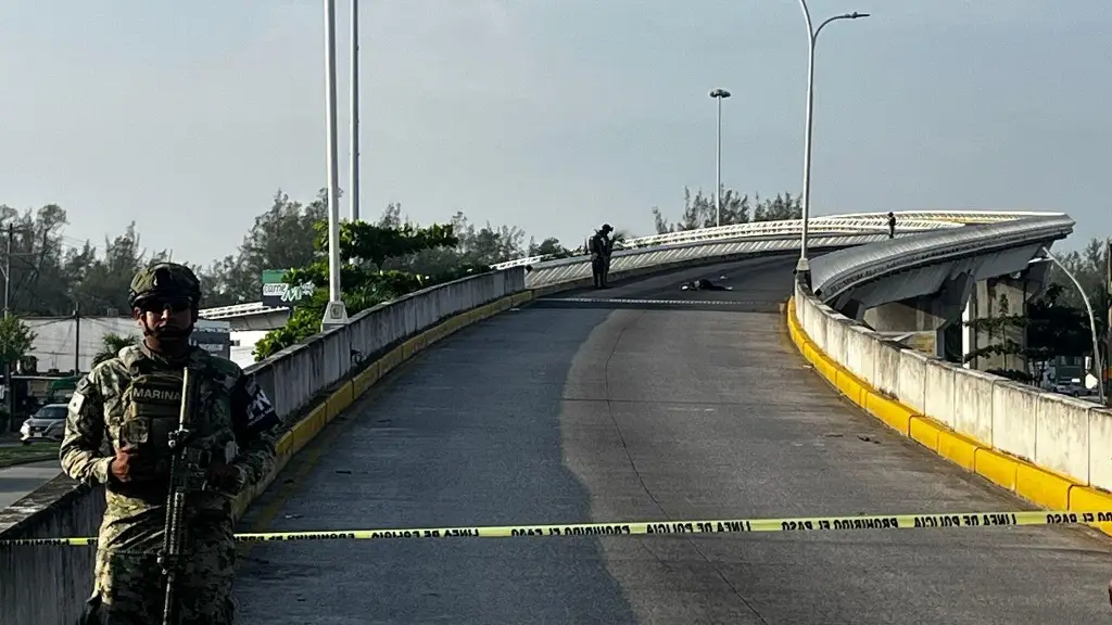 Imagen Muere persona en puente de la Boticaria; cierran vialidad