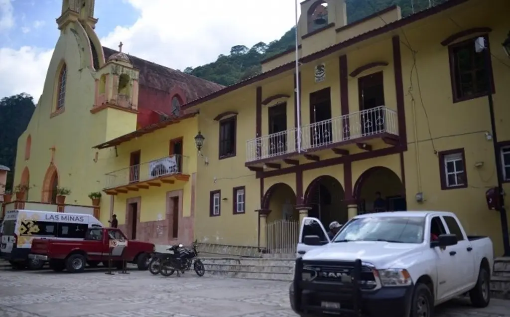 Imagen Entre tensión, dan último adiós a alcalde de Las Minas, Veracruz y a su hijo 