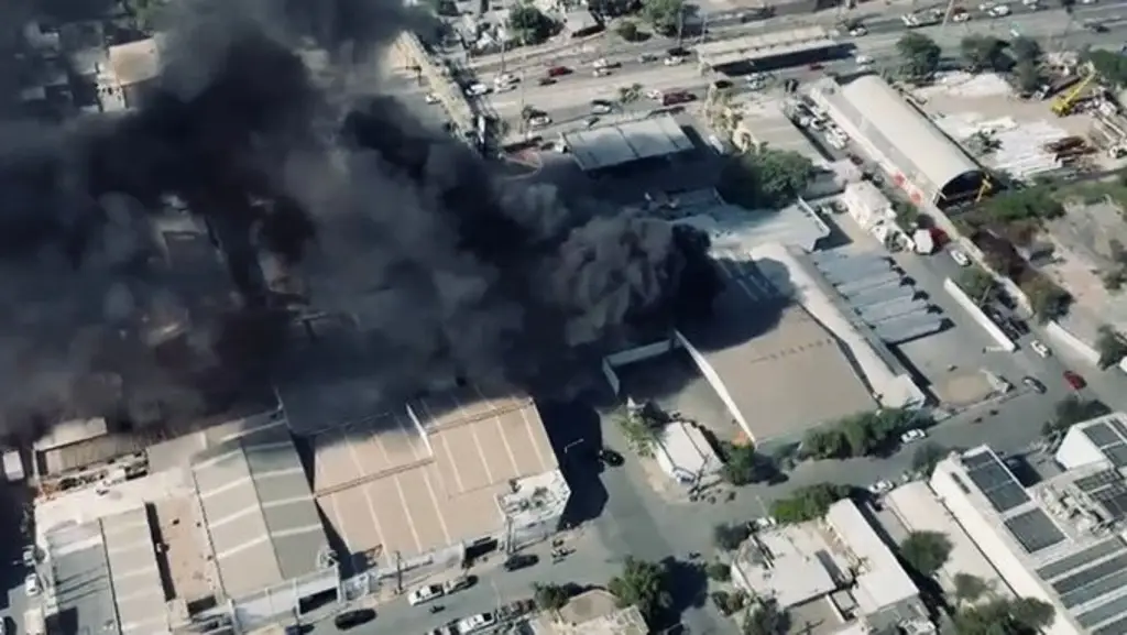 Imagen Fuerte incendio en bodega de Monterrey moviliza a Bomberos