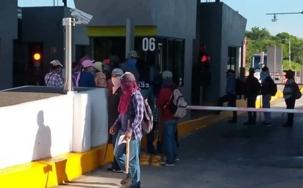 Imagen Toman caseta de la autopista México–Tuxpan en protesta por víctimas de desaparición forzada