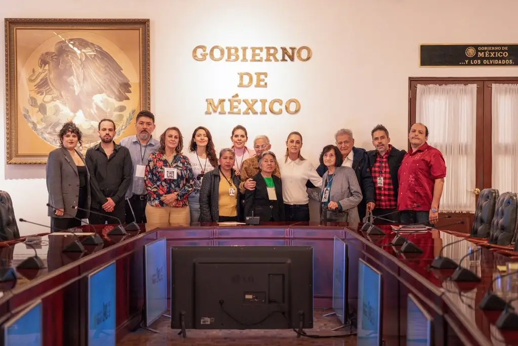Imagen Sheinbaum se reúne con familiares de víctimas de desaparición forzada en la 'Guerra Sucia'