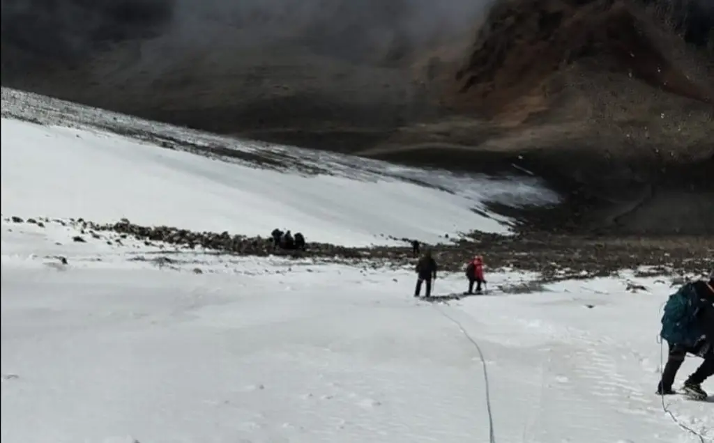 Imagen Alpinista sufre accidente en el Pico de Orizaba; resulta con posible fractura 