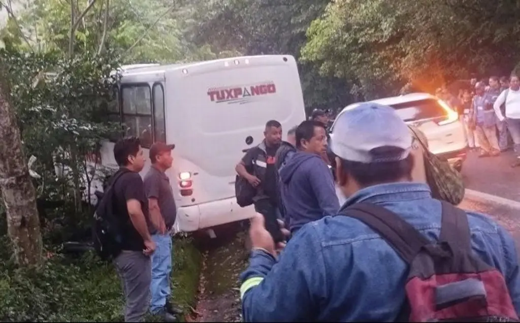 Imagen Dos lesionados deja choque entre autobús y motocicleta en Ixtaczoquitlán