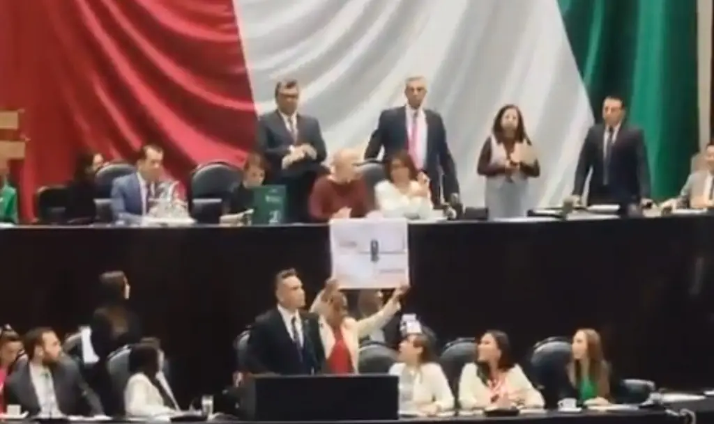 Imagen '¡Desafuero, desafuero!': legisladores de Morena y PT se manifiestan en contra de 'Alito' Moreno