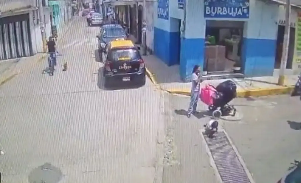 Imagen Atropellan a niño de 4 años cuando su mamá estaba distraída en el celular (+Video)