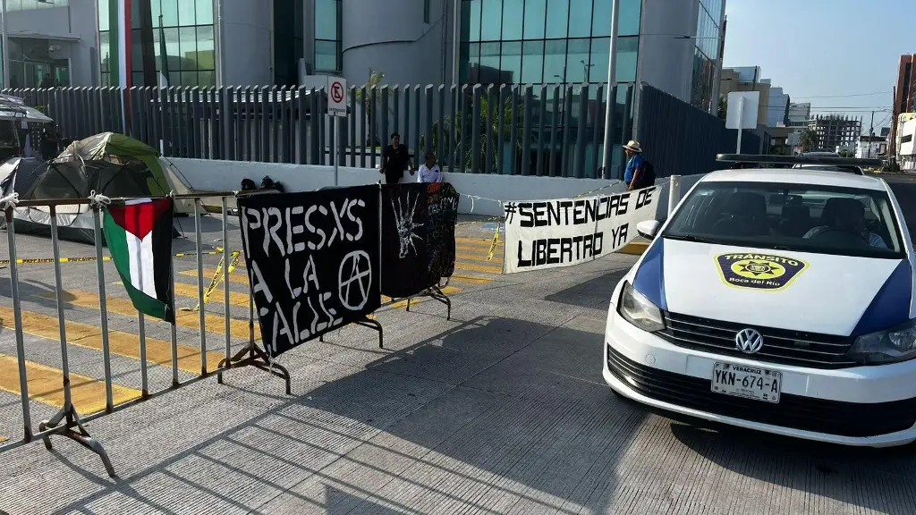Imagen Pobladores de comunidad oaxaqueña realizan plantón afuera del Poder Judicial de Boca del Río