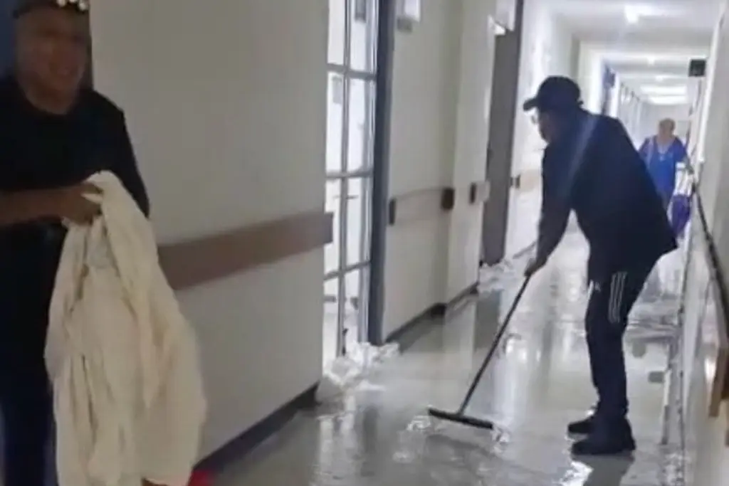 Imagen Fuertes lluvias vuelven a inundar la clínica-hospital del ISSSTE en Orizaba
