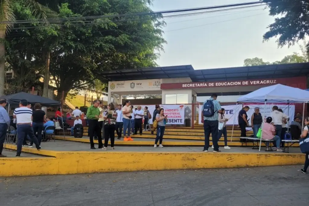 Imagen No tenemos maestros en inicio de clases: padres de familia toman instalaciones de la SEV