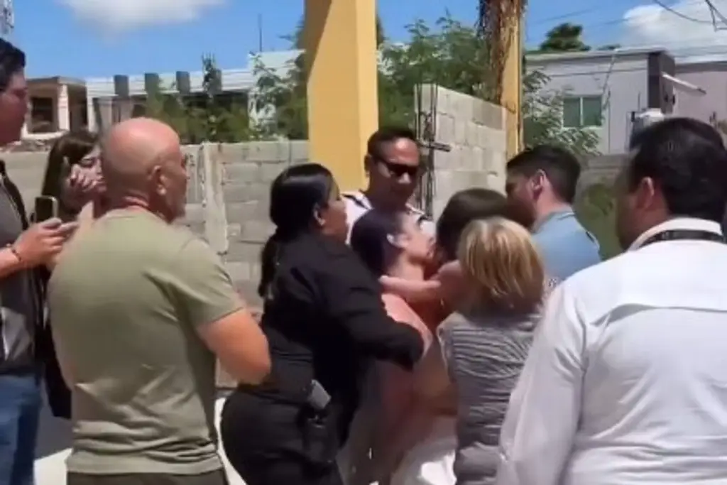 Imagen Indignan supuestos actuarios que retiran por la fuerza a niña de los brazos de su madre (+Video)