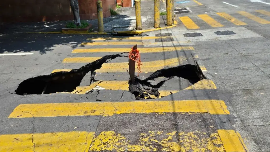 Se forma socavón en avenida de la ciudad de Veracruz 
