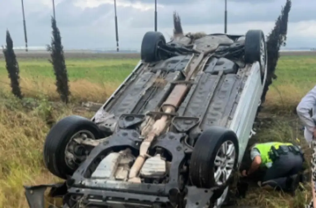 Imagen Fuerte volcadura de carro en carretera de Veracruz; hay cierre parcial 