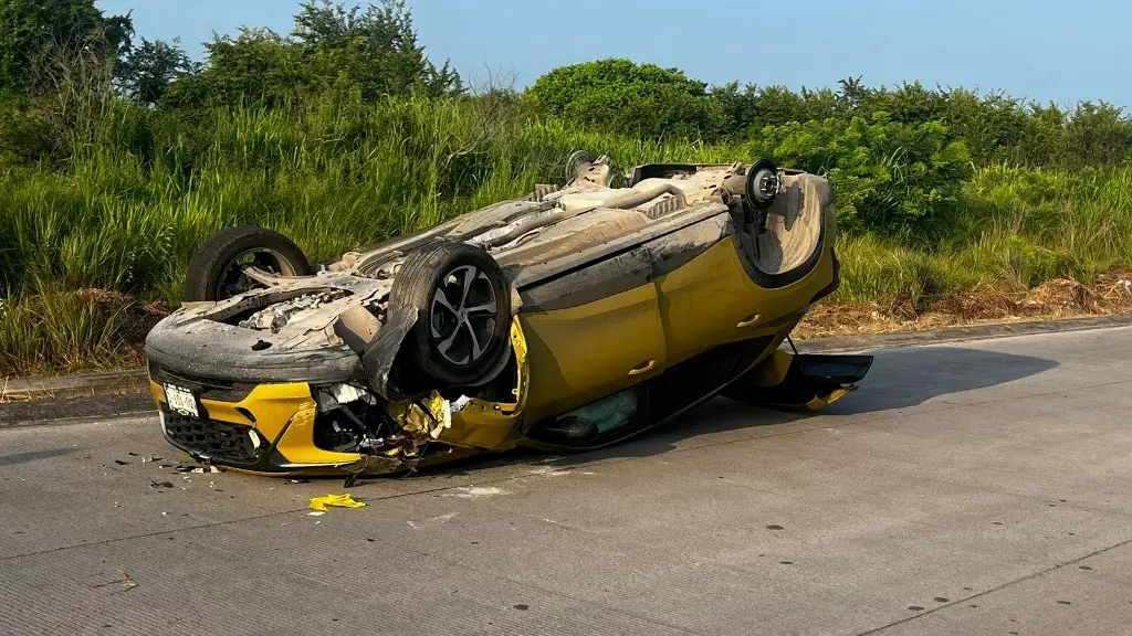 Imagen Vuelca auto en Veracruz y conductores lo abandonan 